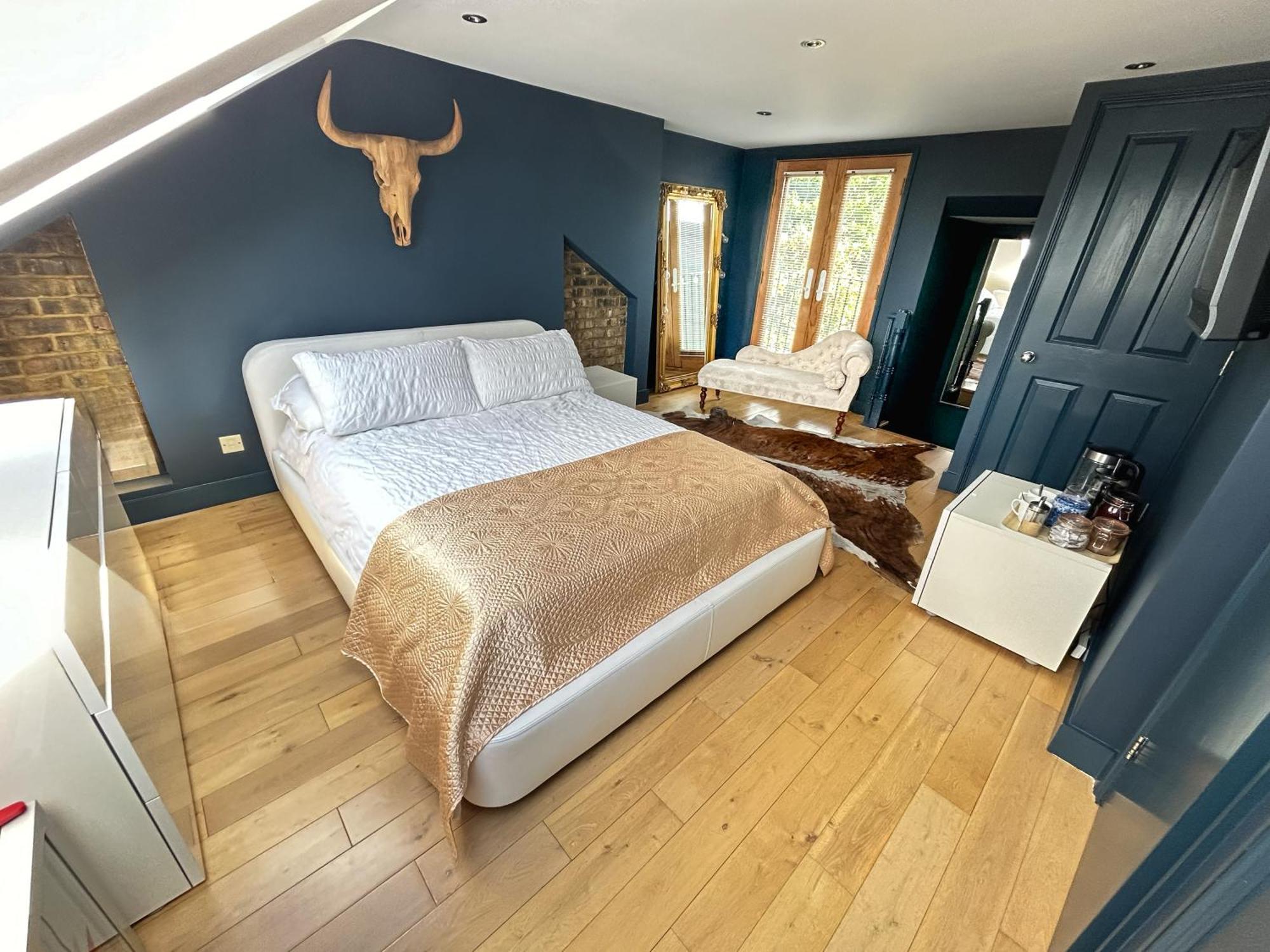 The Crown Loft Ensuite Luxury Accomodation Kingston upon Thames  Εξωτερικό φωτογραφία